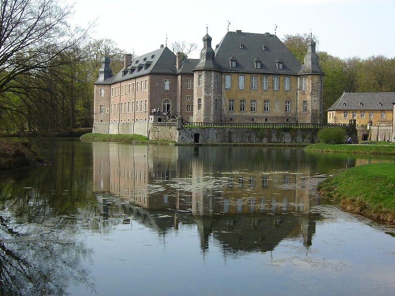 File:Schloss Dyck - Park im Frühling (3429378360).jpg