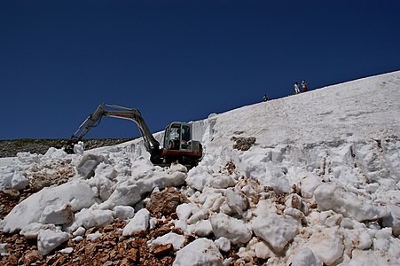 Im Juni werden am Schneeberg die letzten Schneereste weggeschaufelt, um die Zufahrt zur Fischerhütte zu ermöglichen