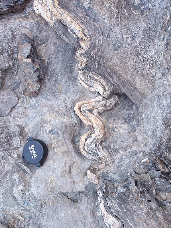 Plooien in metamorf gesteente in Galicië, voorbeeld van ductiele deformatie