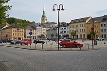 Sebnitzer Marktplatz mit der evangelischen Kirche Peter und Paul im Hintergrund
