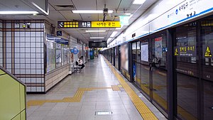 Seoul-metro-427-Sookmyung-womens-university-station-platform-20181126-170444.jpg