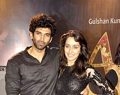 Aditya Roy Kapur kaj Shraddha Kapoor ridetas por la fotilo