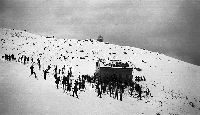 File:Skiing at Devoldhytta cabin, 1924. (8424039270).jpg
