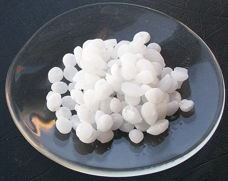 化学実験で登場するのは白色粒状の水酸化ナトリウム