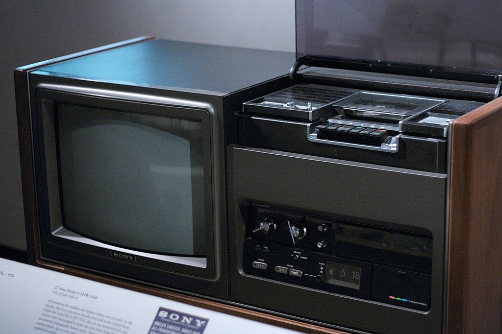 File:Sony LV-1901D (1975) 19 Trinitron Television integrated with first  Betamax recorder SL-6200 X-1, MoMI.jpg - Wikimedia Commons