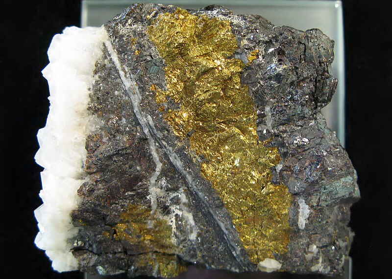 File:Sphalerit (Zinkblende) mit Chalkopyrit (Kupferkies) und Quarz - Clausthal.jpg