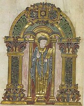 Dessin d'un homme tonsuré en robe sous une arche richement décorée, avec des aplats en or