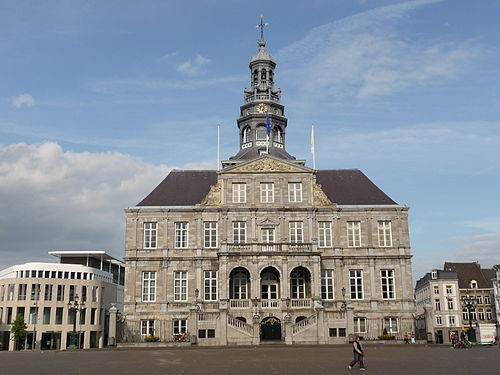 Het Maastrichtse stadhuis, gebouwd in de jaren 1659-1664 door Pieter Post. Het carillon hiervan is een van de laatste beiaarden die door de broers samen werden gegoten.