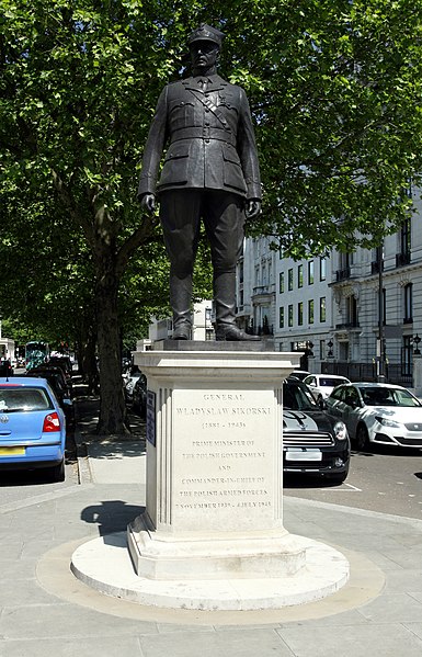 File:Statue of General Wladyslaw Sikorski in the Portland Place in London, June 2013 (5).jpg