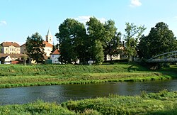Řeka Radbuza a kostel ve městě Stod