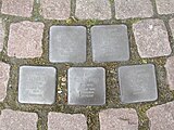 die Anordnung der Stolpersteine für die Familie Sigmund Hirsch vor dem Haus Mainzer Straße 1 in Büttelborn