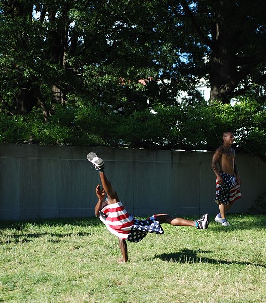 File:Street Acrobats in DC - 2013-06-07 - 09.JPG