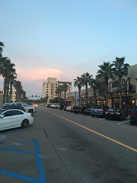 File:Street in Downtown Gulfport MS.jpg