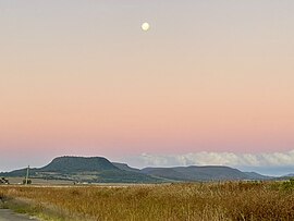 Sonnenuntergang und Mondaufgang über Main Range National Park von Clintonvale, Queensland, 2021.jpg gesehen