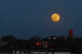ירח-על מעל מינסטר, גרמניה, 19 במרץ 2011.