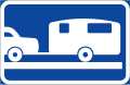 Symboltavla för visst fordonsslag eller trafikantgrupp (bil med tillkopplad husvagn)