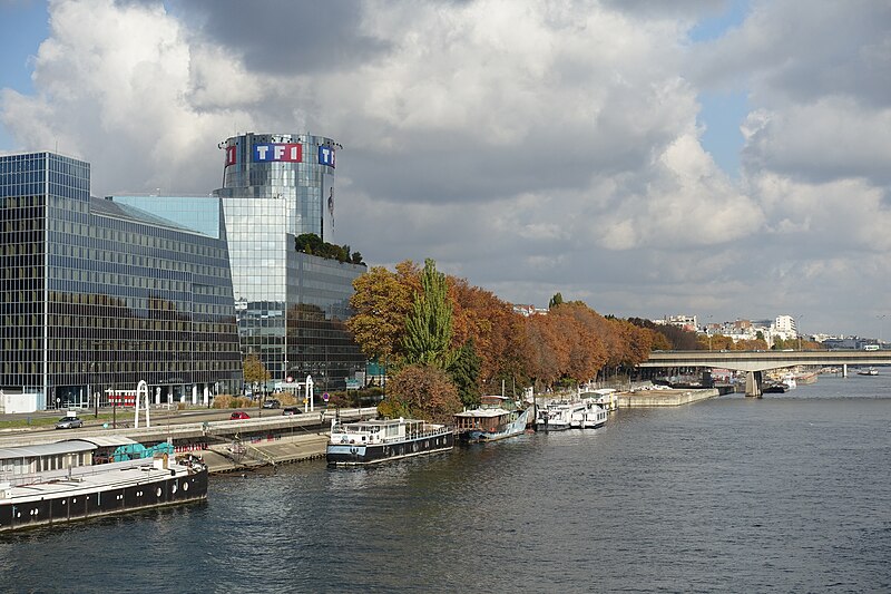 File:TF1, Pont d'Issy-les-Moulineaux, Paris 6 November 2016.jpg