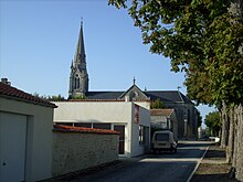 Le centre du bourg et l'église Saint-François.