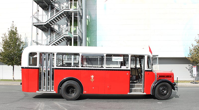 File:TWT 2012 14 historischer Shuttlebus.JPG