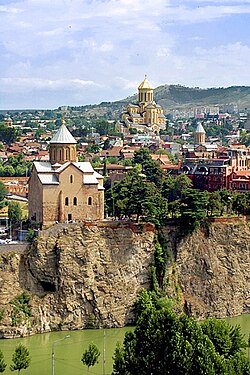 Qendra historike e Tbilisit me dy kisha ne sfond