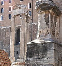 Las tres columnas que quedan en pie del Templo de Vespasiano en el Foro Romano