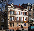 Rynek Dębnicki 4 Dom pod Nietoperzem, secesja (1908 proj. Peregrynus Gajewski). W domu tym mieszkał dramatopisarz Konstanty Krumłowski.