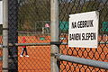 Nederlands: Zicht op de tennisvelden van ULTV Rhijnauwen te Utrecht English: Tennis courts in Rhijnauwen, Utrecht, the Netherlands.The sign in front reads "Sweep the courts after playing"