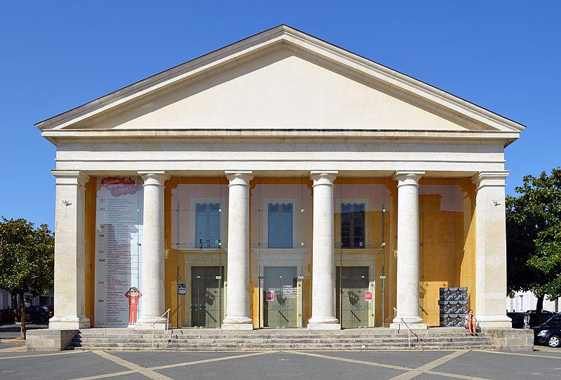 File:Théâtre (façade) de La Roche-sur-Yon.jpg