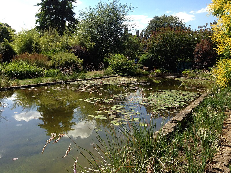 File:The Courts Garden, Holt 06.jpg