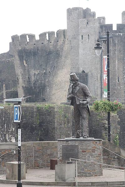 File:Tommy cooper statue.jpg