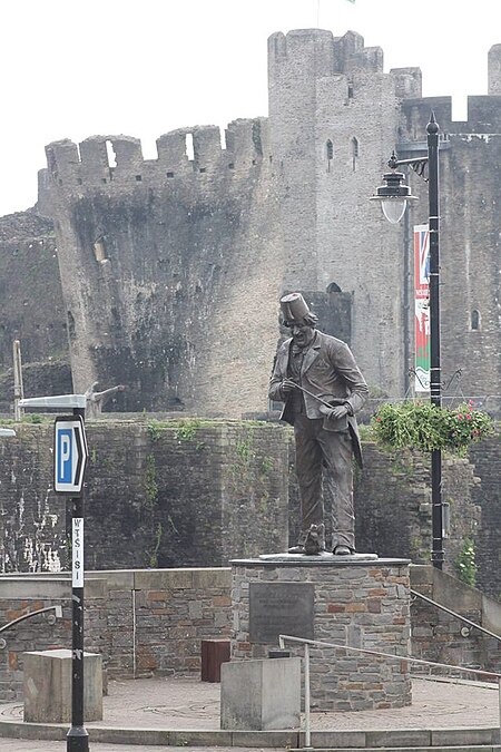 Tommy cooper statue