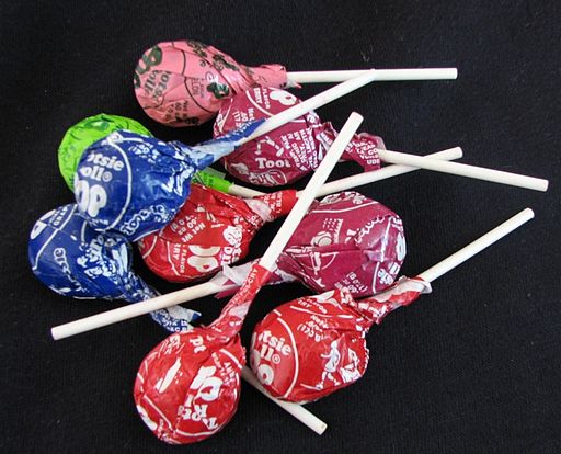 Tootsie Pops by Gilabrand at English Wikipedia / CC BY-SA (https://creativecommons.org/licenses/by-sa/3.0)