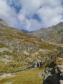 Il torrente Serio, proveniente da Nord-Est, sfocia nel Barbellino