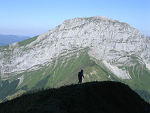 Vue de la face est du mont Trelod depuis la pointe d'Arcalod par-delà le col de Chérel.