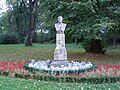 Busta Ľudovíta Vladimíra Riznera v trenčínském parku Milana Rastislava Štefánika (pohled od severu).