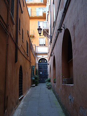 In fondo al vicolo, l'ingresso dell'oratorio