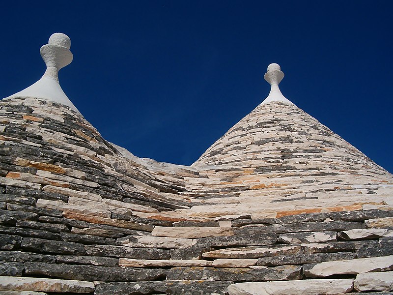 File:Trulli Alberobello07 apr06.jpg