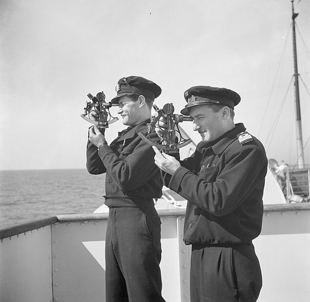 File:Twee bemanningsleden van een schip kijkend door een sextant, Bestanddeelnr 255-0006.jpg