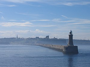 Blick vom Meer auf Leuchtturm, Burg und Kloster