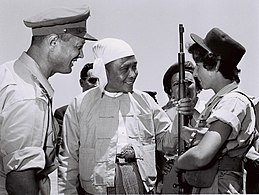 משה דיין וראש ממשלת בורמה או נו (ראו ביקור או נו בישראל) (שנת 1955)