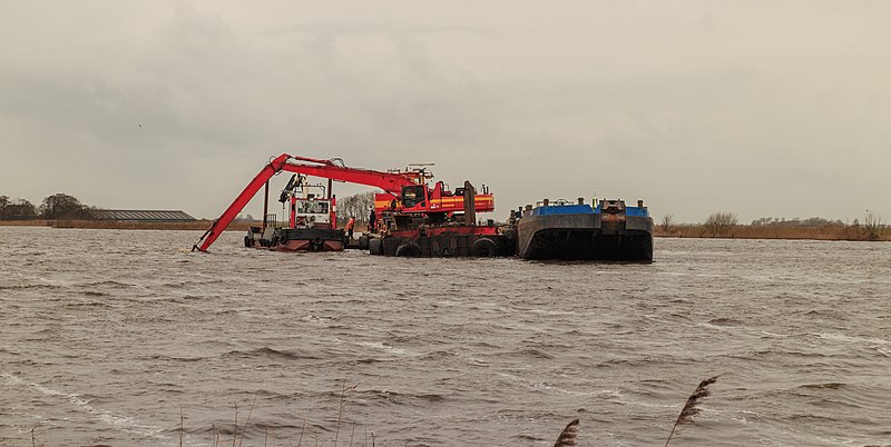 File:Uitbaggeren Langweerderwielen vanaf Motorvrachtschip Hector uit lelystad 15.jpg