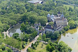 Vajdahunyad Vára: Története, Részei, Köztéri szobrok