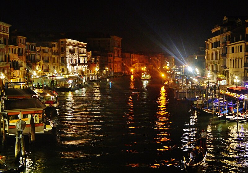 File:Venezia Ponte Rialto Blick auf den Canal Grande bei Nacht 2.jpg