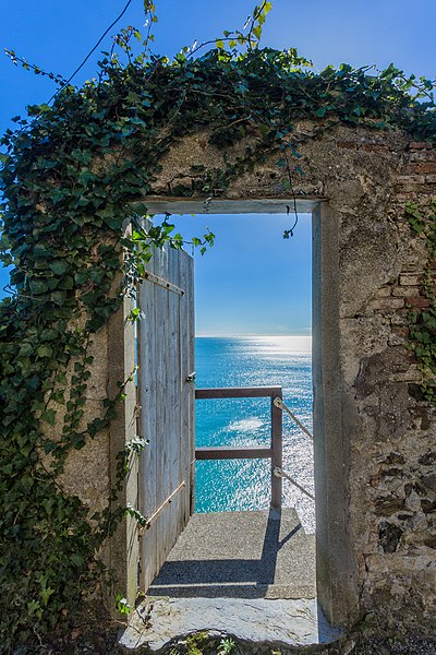 File:Verso l'infinito - Convento Frati Cappuccini Monterosso al Mare - Cinque Terre.jpg