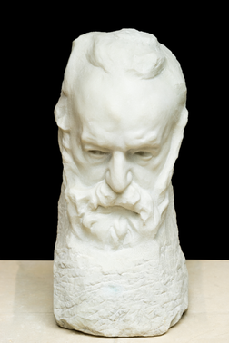 Victor, busto de mármore de Victor Hugo. Obra realizada em 1889 por Auguste Rodin (coleção Museu Rodin). Auguste Rodin (1840–1917) é um dos mais importantes escultores franceses da segunda metade do século XIX, considerado um dos pais da escultura moderna. Pela sua capacidade de trabalho e organização, Rodin deixou uma obra extraordinária, da qual apenas o Museu Rodin de Paris detém os direitos morais e inalienáveis ​​do escultor. (definição 3 925 × 3 925)