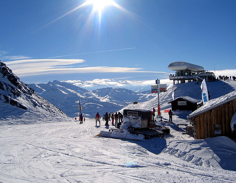 File:View towards Val Thorens from Mont de la Chambre (35818772).jpg