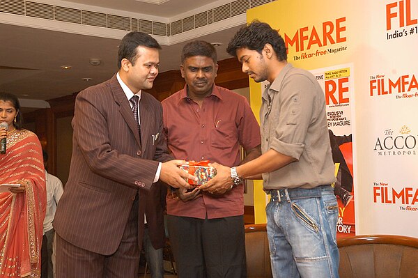 Actor Vijay inaugurating the event in 2007 and receiving his gift from Filmfare magazine CEO at the launch of South edition of Filmfare magazine