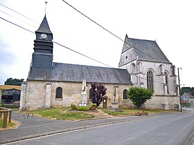 Villers-Vicomte - L'église et le monument aux morts WP 20180711 12 11 37 Pro.jpg