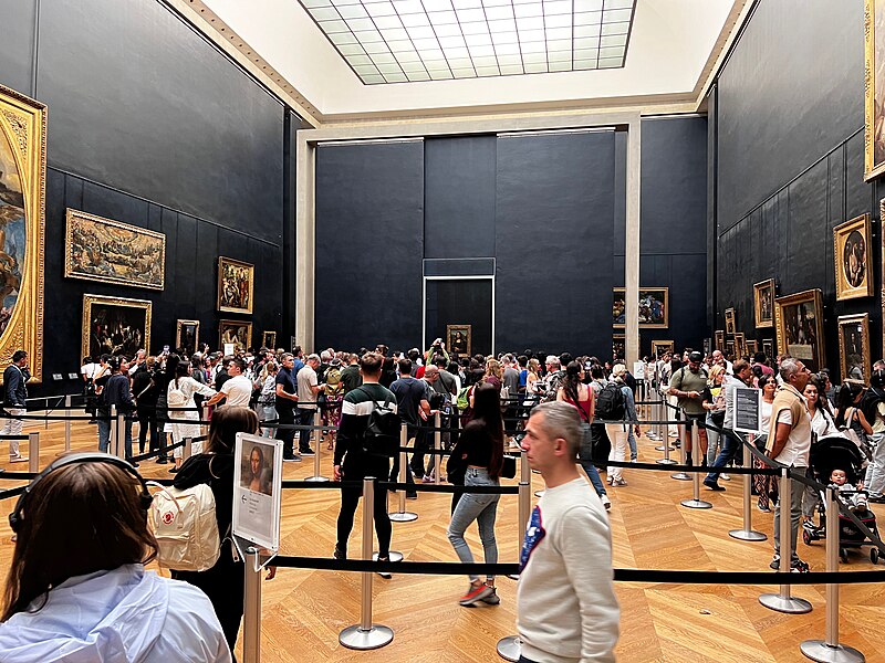 File:Visitors of Louvre around Mona Lisa (218).jpg