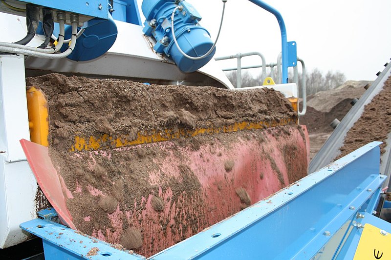 File:Washed recycled sand on Evowash screen (6238148666).jpg